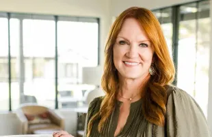 Ree Drummond posing for a picture (Image via Instagram/@thepioneerwoman)