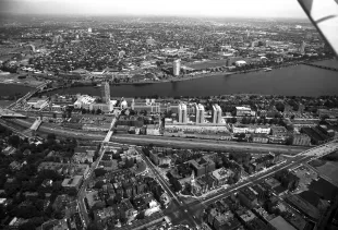 Boston University campus and Charles River, Boston, Massachusetts, 1975. (Photo by Spencer Grant/Getty Images)