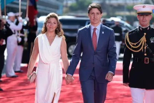 LOS ANGELES, CALIFORNIA - JUNE 08: Prime Minister Justin Trudeau of Canada arrives alongside his wife Sophie Gregoire Trudeau to the Microsoft Theater for the opening ceremonies of the IX Summit of the Americas on June 08, 2022 in Los Angeles, California.  Leaders from North, Central and South America will travel to Los Angeles for the summit to discuss issues such as trade and migration. The United States is hosting the summit for the first time since 1994, when it took place in Miami. (Photo by Anna Moneymaker/Getty Images)