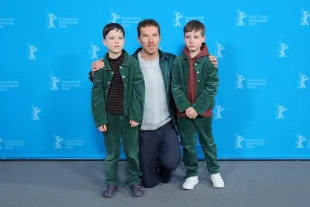 Benedict Cumberbatch poses with Richard Boxall and Henry Boxall at the "The Thing with Feathers" photocall (Image via Getty)