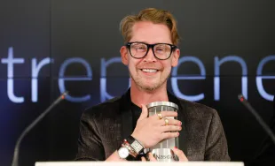 Macaulay Culkin, co-founder of lifestyle media Bunny Ears, is the honorary bell ringers of the Nasdaq Closing Bell from the Nasdaq Entrepreneurial Center on August 6, 2019 in San Francisco, California.  They were joined by the graduating class of the Lehigh Startup Academy and Jeff Thomas of Nasdaq (Back L) (Photo by Kimberly White/Getty Images for Nasdaq Entrepreneurial Center)