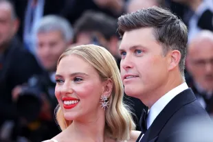 CANNES, FRANCE - MAY 22: Scarlett Johansson and Colin Jost attend the "Asteroid City" red carpet during the 76th annual Cannes film festival at Palais des Festivals on May 23, 2023 in Cannes, France. (Photo by Max Cisotti/Dave Benett/Getty Images)