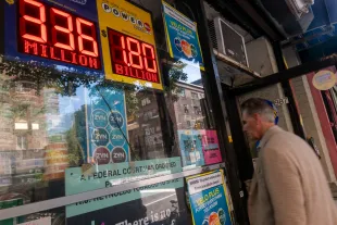 NEW YORK CITY - SEPTEMBER 05: A newsstand in Manhattan advertises the latest Powerball Jackpot, now reaching $1.8 billion, on September 05, 2025, in New York City. Saturday night's drawing will follow no winners from Wednesday's $1.4 billion grand prize, Powerball said. (Photo by Spencer Platt/Getty Images)