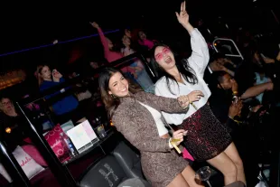 Jen Affleck (L) (Image via Getty)