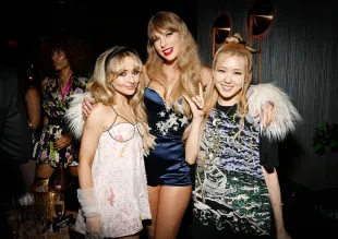 NEW YORK, NEW YORK - AUGUST 28: (L-R) Sabrina Carpenter, Taylor Swift and Rosé attend the 2022 Republic Records VMA Afterparty at The Fleur Room on August 28, 2022 in New York City. (Photo by Slaven Vlasic/Getty Images for Republic Records)