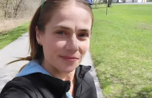 The fired Cinnabon worker defends herself in a TikTok clip (Image via Facebook/Crystal Terese)