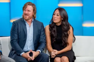 Chip and Joanna Gaines visit "Fox & Friends" to discuss the book 'Capital Gaines' and the ending of the show 'Fixerupper' at Fox News Studios on October 18, 2017 in New York City (Image via Getty)