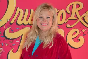 Caroline Rhea plays Gina (Photo by Getty Images)