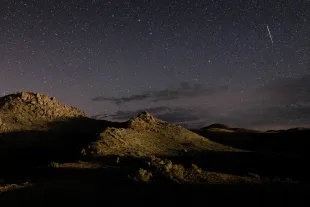 A meteor steaks across the sky over the Alabama Hills (Image via Getty)