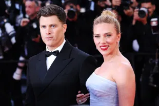 Colin Jost and Scarlett Johansson (Image via Getty)