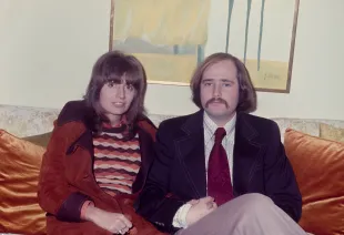 Rob Reiner with Penny Marshall  sitting on a sofa (Image via Getty)