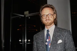 American actor Anthony Geary, wearing a dark grey flecked blazer, with a white handkerchief in the left breast pocket, over a white shirt and a floral pattern tie, United States, September 1985. (Photo by Vinnie Zuffante/Getty Images)