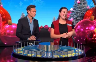 Ryan Seacrest and contestant Ellie Williams (Image via Youtube/ Wheel Of Fortune)