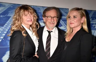 HOLLYWOOD, CA - SEPTEMBER 26: (L-R) Actress Kate Capshaw, director-producer Steven Spielberg and actress Jessica Capshaw arrive at the Premiere Of HBO's 'Spielberg' at Paramount Studios on September 26, 2017 in Hollywood, California. (Photo by Jeffrey Mayer/WireImage)
