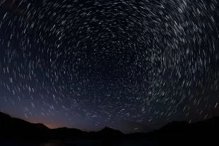 Meteors along the Milky Way (Image via Getty)