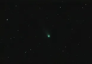 Comet C/2025 A6 (Lemmon) appears in the sky above Molfetta, Italy, on October 11, 2025, around 6:00 AM to the right of the Big Dipper, before dawn. Comet C/2025 A6 (Lemmon), discovered at the beginning of the year, experiences an unexpected and sudden increase in brightness during the summer, quickly becoming one of the most interesting celestial objects of 2025. It is dubbed the most beautiful comet of autumn (Image via Getty)