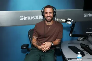 Nick Viall visits the SiriusXM Studios (Image via Getty)