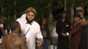 A tense on-stream confrontation between Kevin Hart and Rakai unfolds during a Kai Cenat Live segment as Druski steps in  stop the fight. Image via YouTube/@Kai Cenat Live.