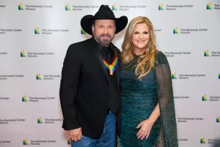 Garth Brooks and Trisha Yearwood arrive on the red carpet of a dinner with Kennedy Center honorees, lawmakers and other special guests at the State Department in Washington, D.C. on December 3, 2022. (Amanda Andrade-Rhoades/For The Washington Post via Getty Images)