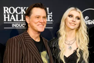 LOS ANGELES, CALIFORNIA - NOVEMBER 08: (L-R) Jim Carrey and Taylor Momsen pose in the press room during the 2025 Rock & Roll Hall of Fame Induction Ceremony at Peacock Theater on November 08, 2025 in Los Angeles, California.  (Photo by Frazer Harrison/Getty Images for RRHOF)