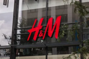 H&M logo photographed on August 08, 2021 in Dusseldorf, Germany. (Photo by Jeremy Moeller/Getty Images)