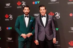  Co-hosts Drew Scott and Jonathan Scott of Property Brothers (Image via Getty)