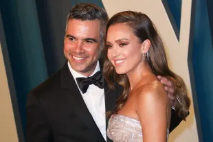 Cash Warren and Jessica Alba attend the 2020 Vanity Fair Oscar Party at Wallis Annenberg Center for the Performing Arts on February 09, 2020 in Beverly Hills, California. (Photo by Toni Anne Barson/WireImage)