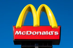 “That’s no grieving wife”: Internet reacts to Candace Owens’ Erika Kirk