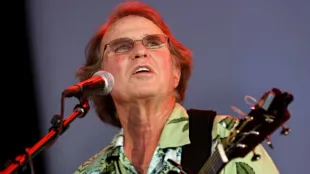 Country Joe McDonald (Image via X/@˶˃ News Reader Cat 📰🗞️NO DMs˂˶)