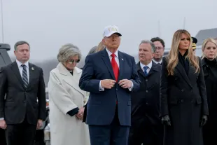 DOVER, DELAWARE - MARCH 07: (L-R) Rep. Eugene Vindman (D-VA) White House Chief of Staff Susie Wiles, U.S. President Donald Trump, U.S. Special Envoy to the Middle East Steve Witkoff, first lady Melania Trump, and U.S. Attorney General Pam Bondi wait as U.S. Army carry teams prepare to move flag-draped transfer cases at Dover Air Force Base March 07, 2026 in Dover, Delaware. Six soldiers from the 103rd Sustainment Command were killed in action by an Iranian drone strike on March 1 in Port Shuaiba, Kuwait during "Operation Epic Fury" - Source : Getty 
