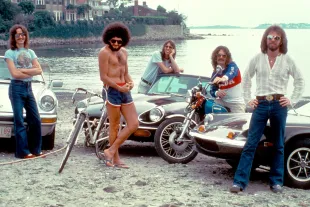 SWAMPSCOTT, MA - AUGUST 1977:  The band BOSTON (l-r) Barry Goudreau, Sib Hashian, Tom Scholz, Brad Delp, Fran Sheehan pose for a CREEM Magaizne Stars Cars shoot in August 1977 in Swampscott, Massachusetts.  (Photo by Ron Pownall/Getty Images) 