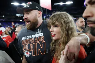 Travis Kelce & Taylor Swift (Image via Getty)