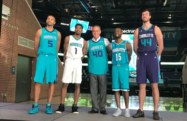 Doug Lebda posing with the Charlotte Hornets players in November 2017 (Image via X/DougLebda)