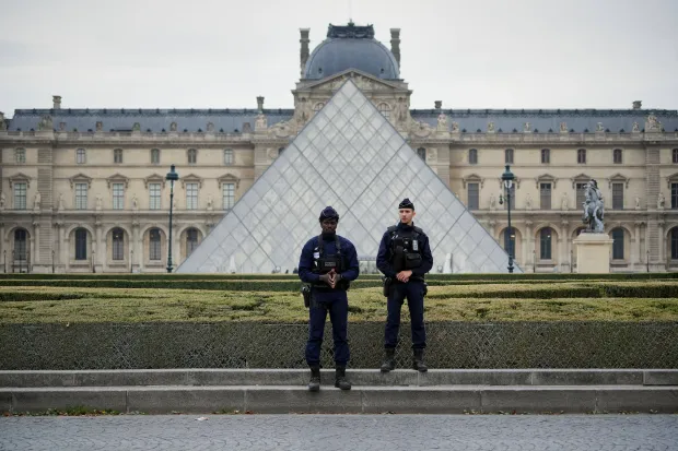PARIS, FRANCE - OCTOBER 19: Police stand guard outside the Louvre museum at Louvre on October 19, 2025 in Paris, France. France's Culture Minister, Rachida Dati, announced the closure of the world-famous art museum on X due to the robbery taking place just after the Louvre opened to the public. It is being reported that millions of pound with of historic jewellery belonging to Napoleon and Empress Josephine has been stolen (Photo by Remon Haazen/Getty Images)